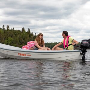 Terhi Saiman met motor Boot Akkrum