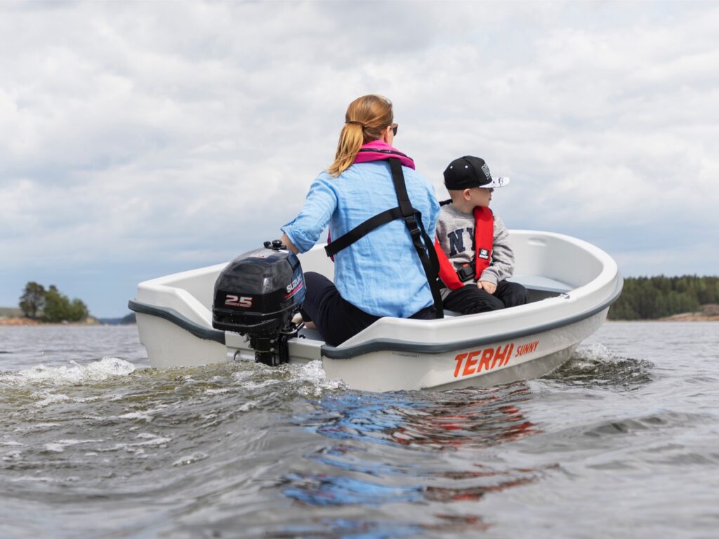 Terhi sunny met motor Boot Akkrum